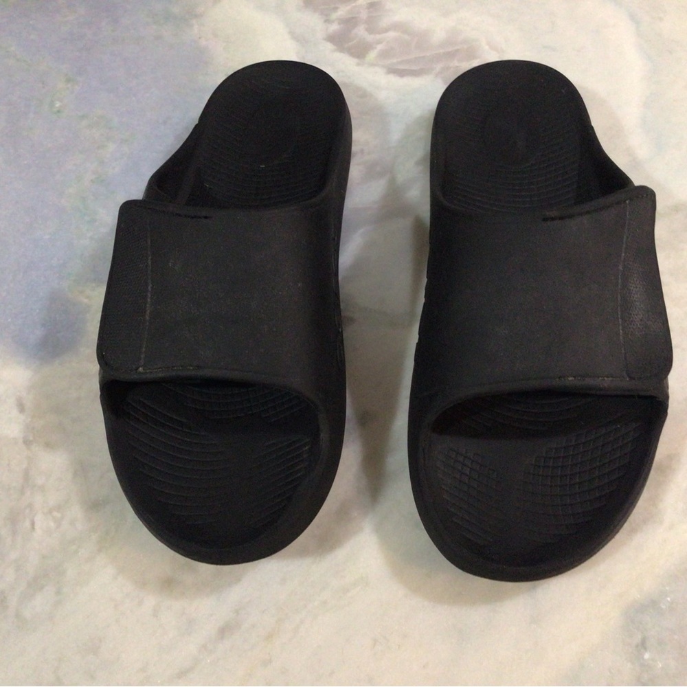 Men's OOahh Sport Flex Sandal. Size 16. Matte Black. Good used condition.